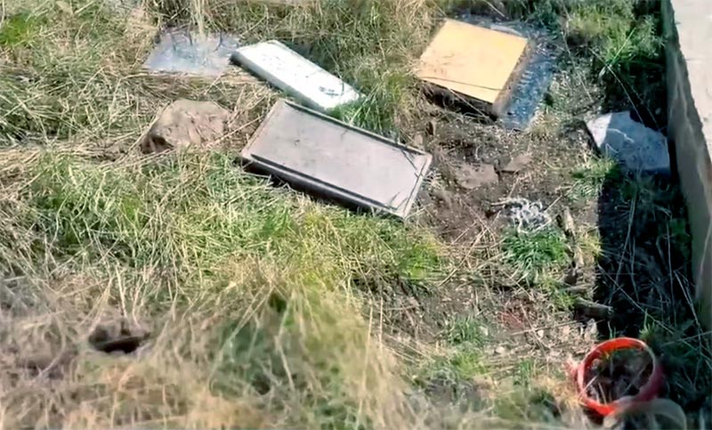 Un canal chileno mostró placas argentinas descartadas en inmediaciones del cementerio de Darwin en Malvinas