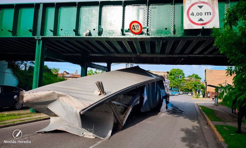 Calculó mal: un camión impactó contra un puente de avenida Sorrento