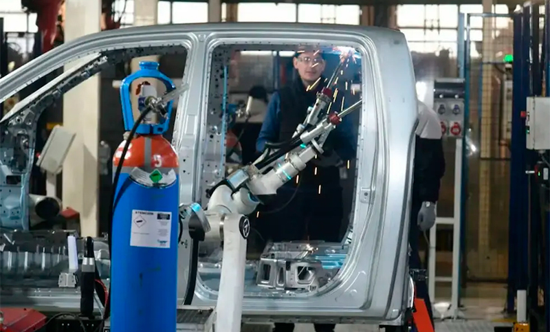 Otro golpe a la industria automotriz: por caída de ventas, Stellantis frena la producción de pick-ups en Córdoba