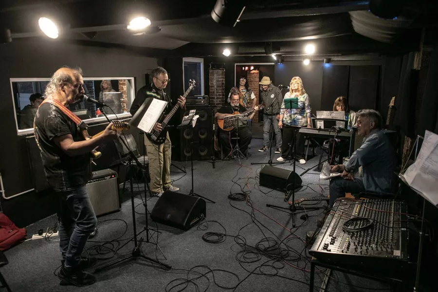 “Volver a Sonar”: folclore, trova, tango y rock de los 60 y 70 en el Galpón 11